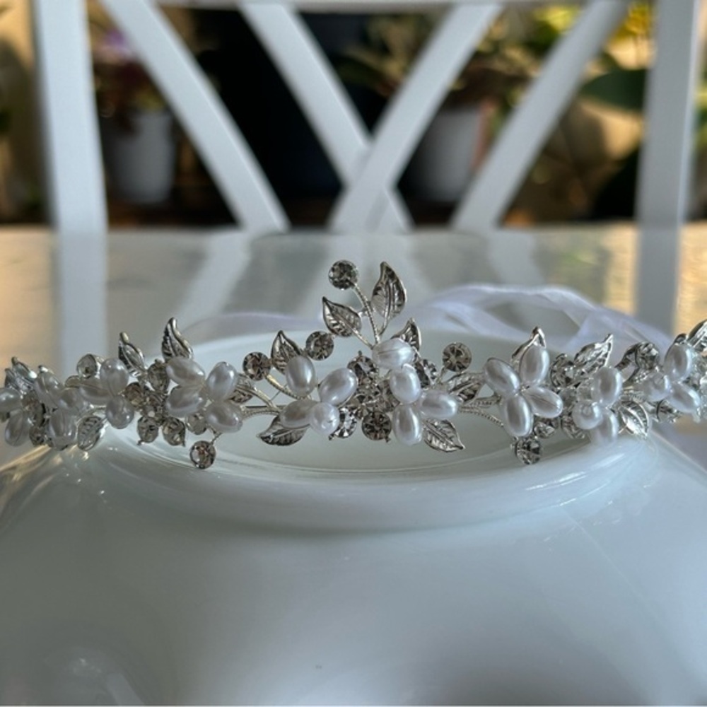 Intricate Silver and White Floral Hair Accessory